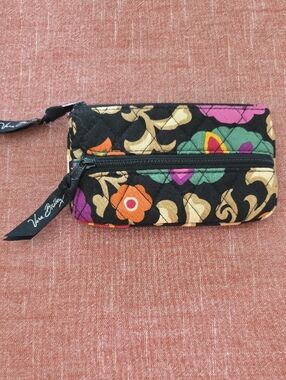 Vera Bradley Black Floral Quilted Zip Keychange Change Holder. Multicolor